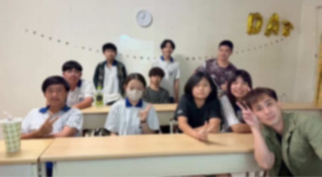 張昊老師與學生國中自然實體課程合照